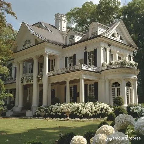 Traditional Southern Home Exterior, Classy Houses Exterior, 1920s House Exterior, White Picket Fence Ideas, Old Money Interior Design, Picket Fence Ideas, Old Money Interior, Old Fashioned House, Castle House Design