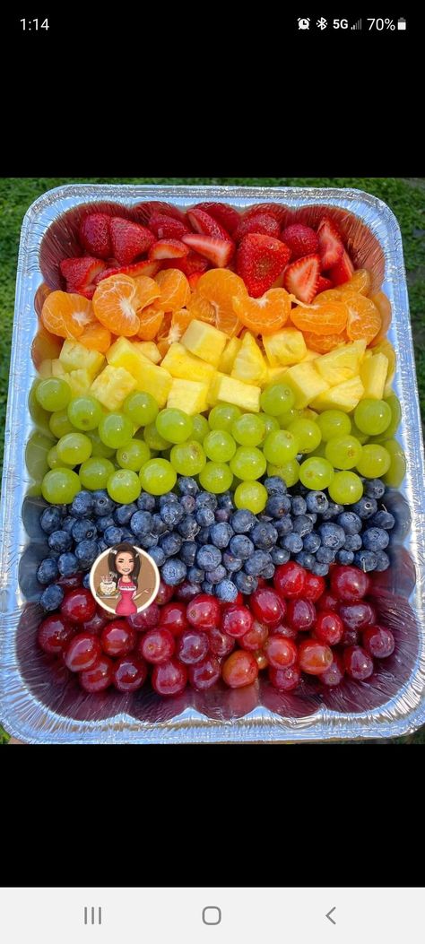 Fruit Platter Designs, Birthday Snacks, Party Food Platters, Kids Party Food, Birthday Party Food, Birthday Food, Fruit Platter, Party Food Appetizers, Food Platters