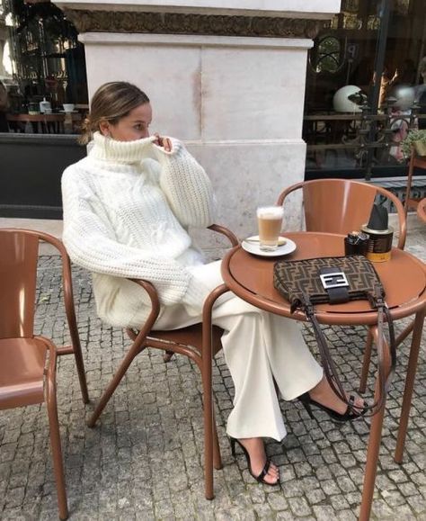 Neutral Dressing, Parisisk Chic, Style Chic Parisien, Aritzia Style, Sofia Coelho, Bekväma Outfits, Minimalist Moda, Dress Like A Parisian, Dorothy Dandridge