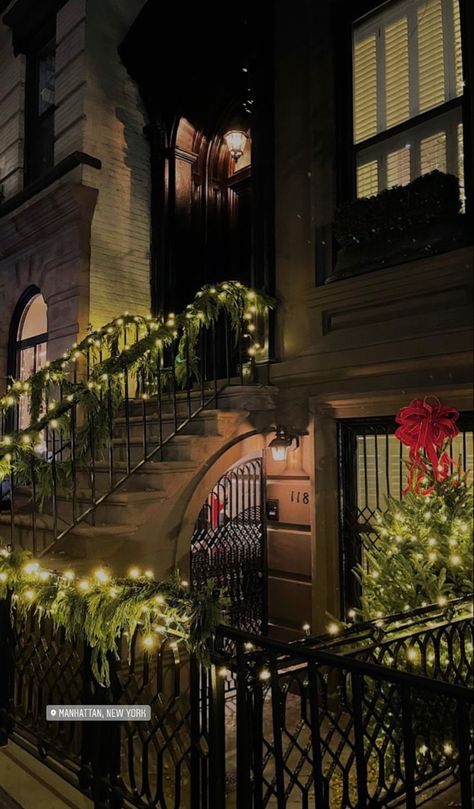 Nyc Luxury Townhouse, Nyc Christmas Aesthetic, Fancy Apartment, Christmas Nyc, New York Townhouse, Nyc Townhouse, Lighting Living Room, Luxury Townhouse, Townhouse Interior