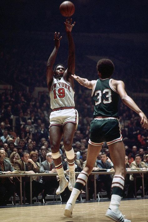 Willis Reed Willis Reed, Knicks Basketball, Chris Bosh, Basketball Anime, Bill Russell, Ny Knicks, Basketball Photography, Nba Championships, Basketball Star