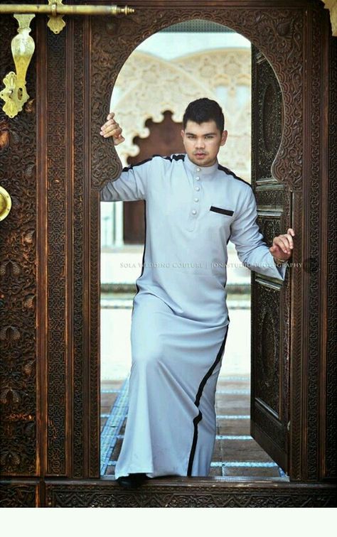 Jubbah Men, Arabian Culture, Muslim Men Clothing, Man Dress Design, Arab Men Fashion, Boys Kurta Design, Man Dress, Nigerian Men Fashion, African Attire For Men