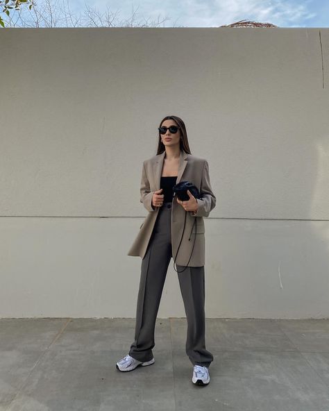 Light Blue Shirt Outfit, Semi Casual Outfit Women, New Balance 530 Outfit, Eurotrip Outfits, 2023 Outfits, New Balance Outfit, Look Office, Look Formal, Business Outfits Women