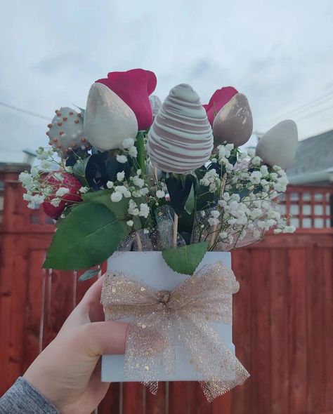 Chocolate Covered Strawberry bouquet Chocolate Strawberry Bouquet, Chocolate Covered Strawberry Bouquet, Chocolate Strawberries Bouquet, Party Snack Table, Strawberries Bouquet, Galentines Brunch, Valentine Chocolate Covered Strawberries, Strawberry Bouquet, Treat Business