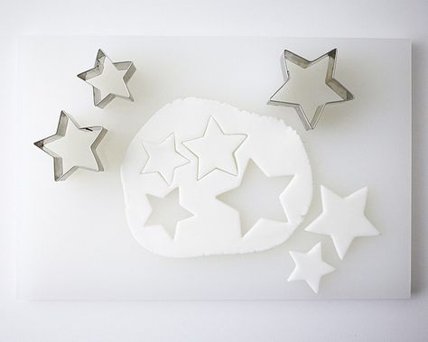 How to Make Sparkly Bouncy Stars Cake Topper • CakeJournal.com Stars Cake, Sparkly Cake, Wire Cake Topper, Fondant Cake Toppers, Fondant Toppers, Cake Tutorial, Fondant Cake, Gum Paste, Easy Cake