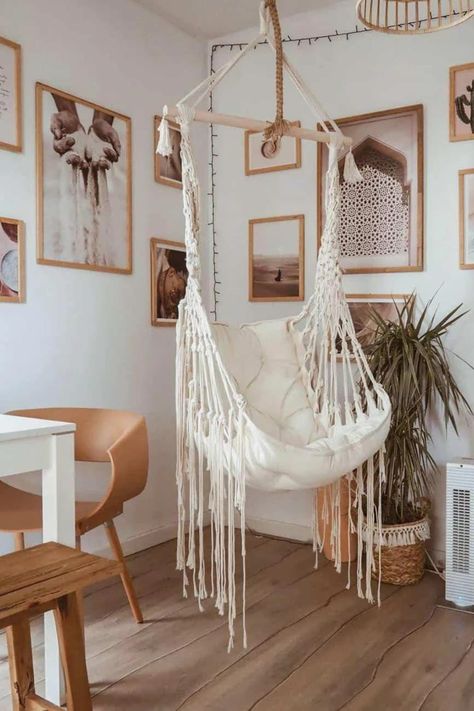 This hanging chair is designed with a fringe pattern; mixed in Bohemian style, it will perfectly accentuate the retro and style and make it an elegant decor in your home. Living Comfortable. Hanging Desk Chair, Room Swing, Boho Bedrooms, Macrame Hanging Chair, Macrame Swing, Owl Wall Hanging, Handmade Wall Decor, Lambada, Toddler Rooms