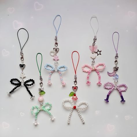 Beads Keychain Ideas, Key Chains Ideas, Phone Charm Ideas, Diy Phone Charms, Phone Charms Aesthetic, Cincin Diy, Keychain Beads, Ribbon Keychain, Diy Wire Jewelry Rings