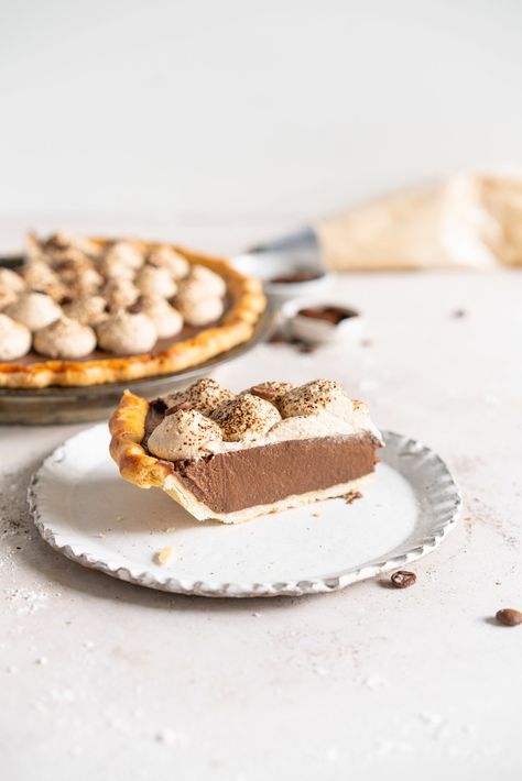 Mocha Cream pie with espresso whipped cream - a crispy blind baked pie crust is filled with a mocha pudding filling and topped with clouds of espresso flavoured whipped cream, before being finished off with coffee beans and espresso powder. This pie is super simple to make and is a coffee lover's dream. #mochapie #creampie #mocha #cloudykitchenpie Coffee Cream Pie, Mocha Cream Pie, Chocolate Pudding Pies, Espresso Whipped Cream, Mocha Pudding, Mocha Pie, Blind Bake Pie Crust, Baking With Chocolate, Coffee Pie