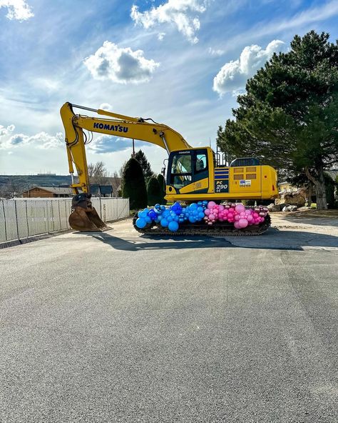 Gender reveal but bring a tractor 🚜 How fun! 😍😍We are loving this set up by @darlingdesign.balloons #genderreveal #genderrevealparty #boyorgirl #babyshower #babyshowerideas #partyinspiration #babyshowerparty Heavy Equipment Gender Reveal, Construction Gender Reveal Ideas, Excavator Gender Reveal, Construction Gender Reveal, Construction Theme, We Are Love, Reveal Ideas, Reveal Party, April 15