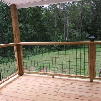 Deck Banisters And Railings, Covered Deck Railing Ideas, Chicken Wire Deck Railing, Cattle Panel Porch Railing, Deck Rails Diy Simple, Black Hog Wire Deck Railing, Cattle Fence Deck Railing, Hog Wire Porch Railing, Hog Fence Deck Railing