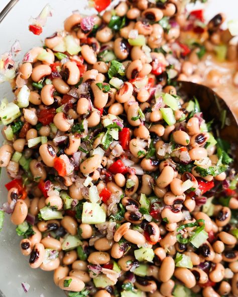 Black Eyed Pea Salad | Super Easy Bean Salad Recipe Mediterranean Sides, Bean Salad Recipes Easy, Cooking Black Eyed Peas, Hearty Salad Recipes, Black Eyed Pea Salad, Easy Mediterranean Recipes, Black Eyed Peas Recipe, Simple Salads, Healthy Dip