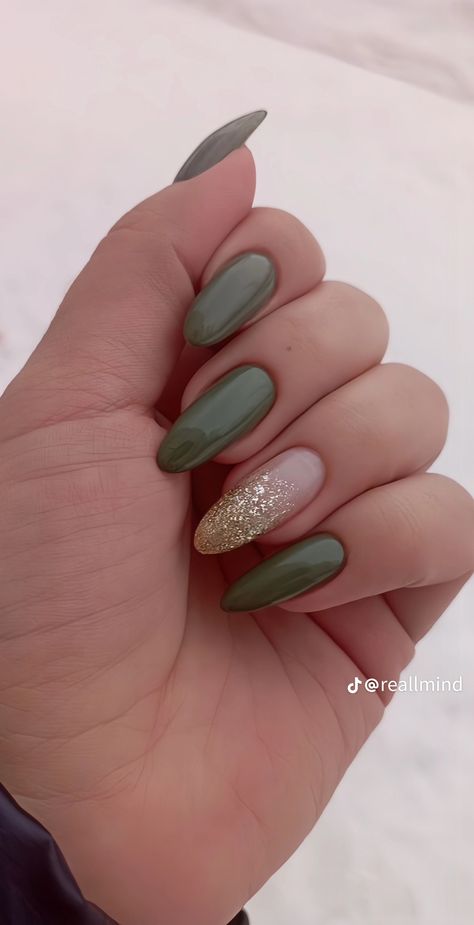 Olive Green And Gold Nails Designs, Green And Brown Nail Designs, Mint Green Nail Art, Trendy Green Nails, Chic Almond Nails, Green Nail Art Ideas, Nail Parlour, Nail Polish Style, Mint Nails