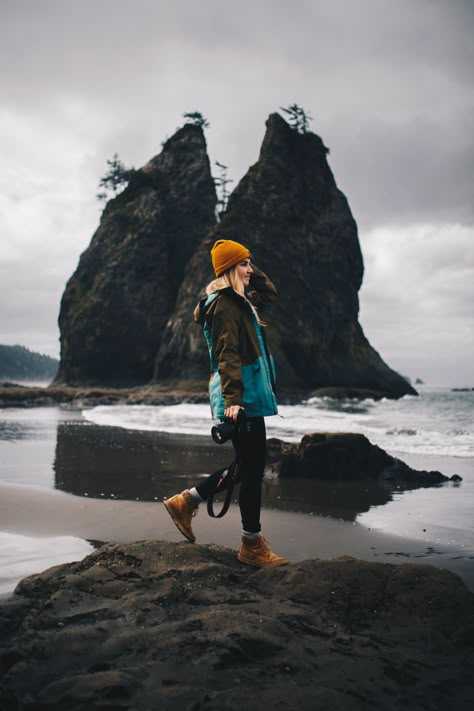 Spring Road Trip Outfit, Travel Photographer Aesthetic, Adventure Poses, Backpacking Photos, Outdoor Lifestyle Photography, Outdoor Adventure Photography, Outdoors Women, Adventure Photoshoot, Hipster Lifestyle