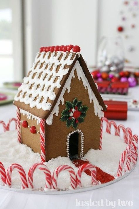 gingerbread candy cane fences | candy cane fence great also like pretzel fences Gingerbread Inspiration, Gingerbread House Candy, Gingerbread House Parties, All Things Gingerbread, Gingerbread Party, Gingerbread Village, Gingerbread House Decorations, Cookie House, Winter Cake