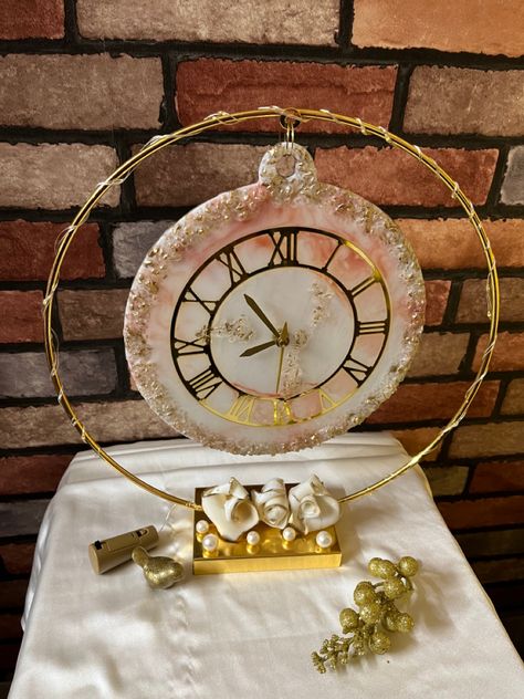 #resinart #tableclock #gold Resin Table Clock, Resin Platter, Clock Resin, Resin Watch, Resin Clock, Creative Wedding Gifts, Bridal Gift Wrapping Ideas, Resin Crafts Tutorial, Stone Art Painting