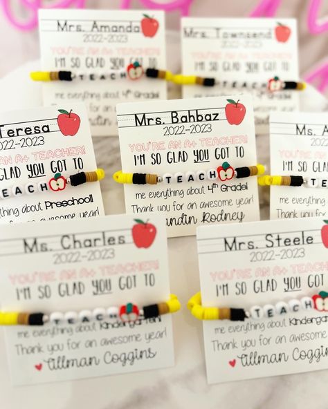 Christmas Teacher Bracelets, Teacher Appreciation Jewelry, Teacher Bracelet Diy, Last Day Of School Party, Teacher Bracelet, Teacher End Of Year, School Party Ideas, Teacher Wear, Teacher Appreciation Gifts Diy