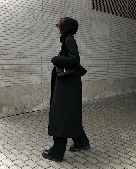 Black Balaclava Outfit, Balaclava Outfit, Balaclava Aesthetic, Plush Outfit, Black Coat Outfit, Photo Mannequin, Monochromatic Fashion, Asian Street Style, What Is Happening