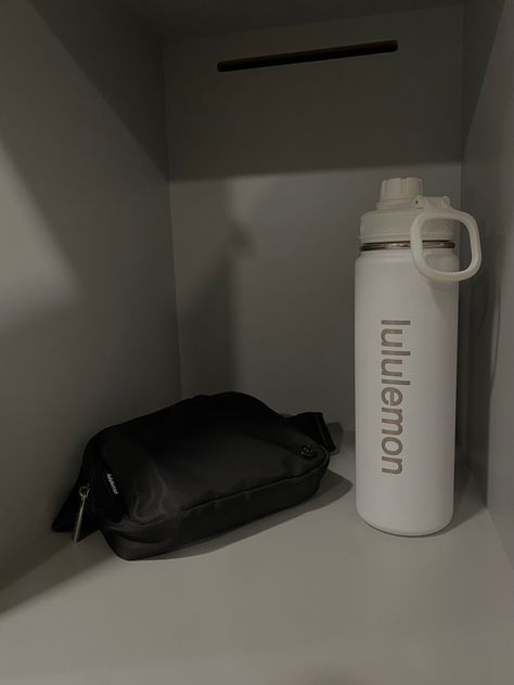 #gym #lululemon #lululemonoutfit Lululemon Water Bottle Aesthetic, Termo Aesthetic, Lululemon Water Bottle, Water Bottle Aesthetic, Gym Lululemon, Bottle Aesthetic, Lululemon Outfits, Gym Inspo, House Architecture