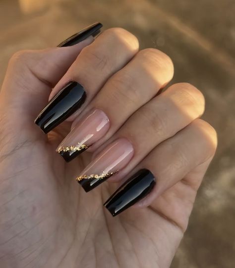 Black And Gold Simple Nails, Black And Gold Nails Square, Nails Idea Black, Nail Profile, Nails Bailarina, Classy Black Nails, Nail Ballerina, Daisy Acrylic Nails, Black Almond Nails