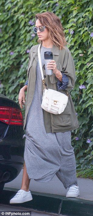 Doting daughter: Alba was spotted running errands on Wednesday but made time to stop by he... Jessica Alba Hair, Jessica Alba Style, Billion Dollars, Honest Company, Mode Casual, Weekend Style, Jessica Alba, On Wednesday, Lookbook Outfits