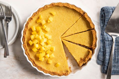 Mango Pie Recipe, Mango Graham, Graham Cracker Crust Recipe, Mango Pie, Sweet Sticky Rice, Graham Cracker Recipes, Sweetened Whipped Cream, Coconut Smoothie, Chicken Tender Recipes