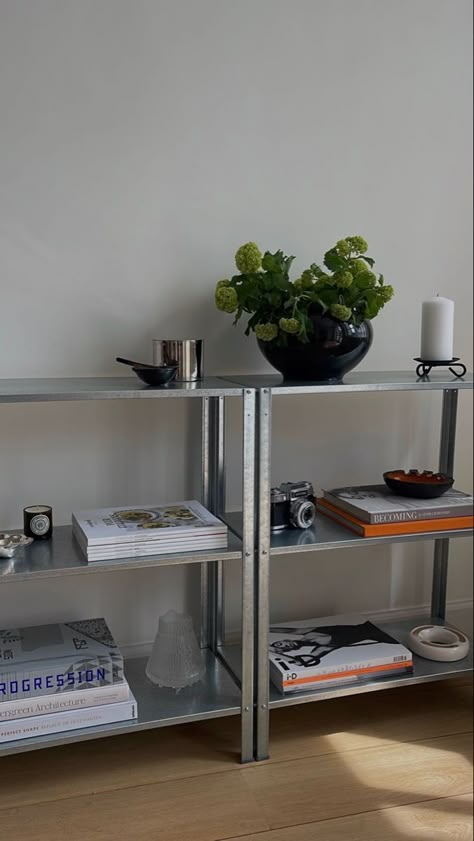 Ikea Rack Shelf, Ikea Metal Shelf, Metal Rack Decor, Ikea One Room Apartment, Chrome Interior Design, Chrome Bookshelf, Ikea Shelf Decor, Ikea Metal Shelves, Hyllis Ikea Hack