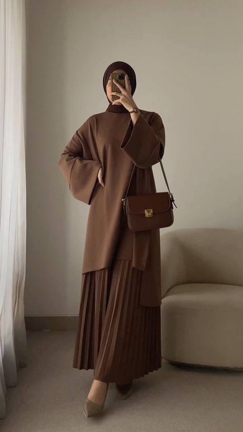 Instagram Hijab Fashion Elegant, Cute Dress Hijab, Modest Fashion Muslimah Casual, Fashion Outfits With Hijab, Brown Modest Outfit, Outfit Muslimah Aesthetic, Trendy Hijab Style, Elegant Outfit Hijab, Modest Wear Muslim Casual