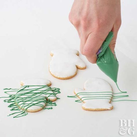 How to Drizzle Cookies with Powdered Sugar Icing Easy Icing Recipe For Cookies, Drizzle Frosting, Cookies With Powdered Sugar, Drizzle Icing, Simple Sugar Cookies, Make Powdered Sugar, Christmas Cookie Icing, Easy Icing Recipe, Green Icing