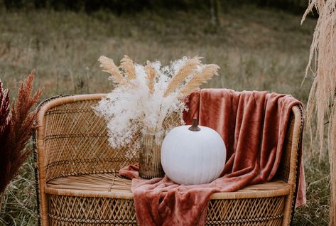 Fall Boho Photoshoot Setup, Fall Mini Sessions Set Up Boho, Boho Fall Pictures, Outdoor Photoshoot Setup Ideas, Fall Photo Decor, Boho Fall Mini Session Ideas, Fall Mini Photoshoot Setup, Fall Picture Set Up, Indoor Fall Mini Session Ideas