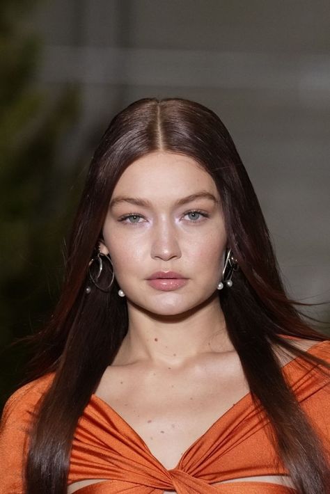 Gigi Hadid Brown Hair, Gigi Hadid Hot, Gigi Hadid Pictures, Bella Gigi Hadid, Gigi Hadid Outfits, Runway Fashion Couture, Hadid Sisters, Pretty Eyes, Interesting Faces