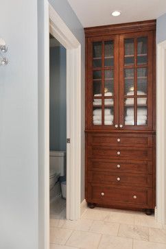 End Of Hallway Storage, Vestibule Closet, Built In Linen Closet Hallway, Laundry Closets, Bathroom Closet Designs, Bathroom Closet Storage, Hallway Cupboards, Linen Closet Storage, Hallway Door