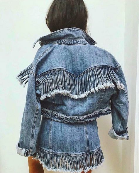 Denim Fringe, Fashion Design Template, Denim Inspiration, Estilo Hippie, Women Fashion Edgy, Denim Diy, Fringe Jacket, Denim Design, Trench Coats