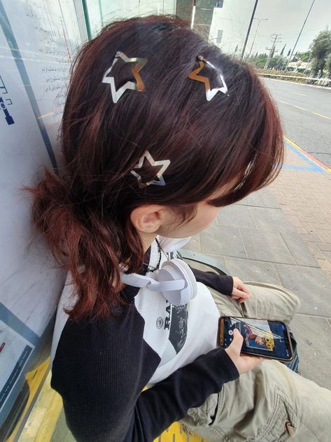 Star Hair Clips Aesthetic, Metal Clip Hairstyles, Hair Styles With Star Clips, Star Girl Hairstyle, Star Clip Hairstyles, Hairstyles With Star Clips, Star Hair Clips Hairstyles, Hair Clips Y2k, Hair Stars