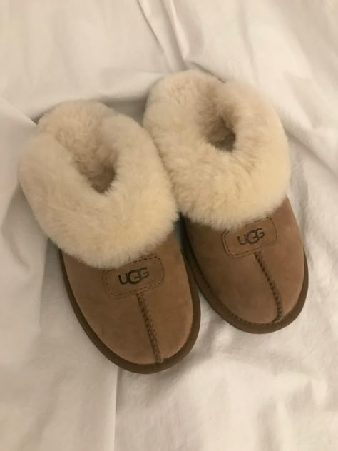 Tiktok Girly, Ugg Platform Slippers, Slipper Outfit, Ugg Coquette Slippers, Ugg Platform, Pink Ugg Boots, Cute Uggs, Slippers Outfit, Ugg Coquette