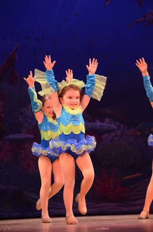 Jungle Vacation, Fish Costumes, Jazz Outfit, Finding Nemo Jr, Under The Sea Costumes, Under The Sea Ideas, Nemo Costume, Mermaid School, Sea Costume