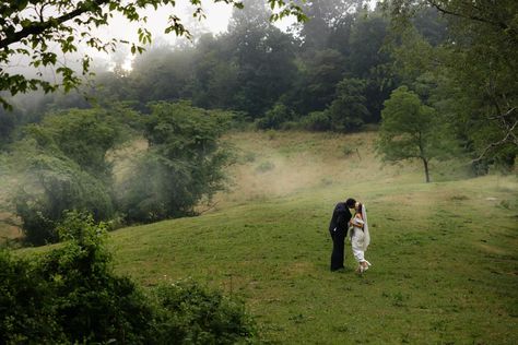 This is your sign to embrace the rainy wedding day 🤍 Weddings In Rain, Rainy Elopement, Rainy Wedding Day, Rain Wedding, Rainy Day Wedding, Rainy Wedding, Wedding Place, Wedding Places, Day Wedding