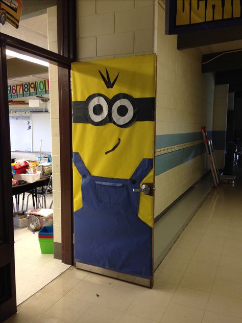 Yellow minion door decorations Yellow Door Decorations Classroom, Minion Theme Decoration, Minion Door Decorations, Minion Decor, Christmas Door Decorations For School, Door Decorations For School, Minion Door, Minion Room, Minion Party Decorations