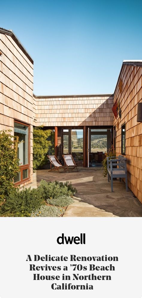 A Delicate Renovation Revives a ’70s Beach House in Northern California #dwell #beachhouse #modernhomerenovations #vacationhomes #moderndesign #modernoutdoorspaces #californianhomes 70s Beach House, Australia Beach House, Florida Beach House Decor, Oregon Beach House, Random Architecture, Mid Century Beach House, Venice Beach House, Vintage Beach House, 70s Beach