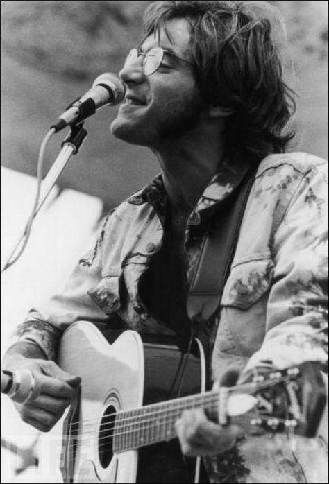 John Sebastian at Woodstock, born 1944 - is an American singer, songwriter, guitarist and autoharpist. He is best known as a founder of The Lovin' Spoonful, a band inducted into the Rock and Roll Hall of Fame in 2000. The Lovin Spoonful, Woodstock Concert, Woodstock Photos, John Sebastian, Woodstock Hippies, Woodstock Music, Woodstock 1969, Woodstock Festival, Hippie Movement