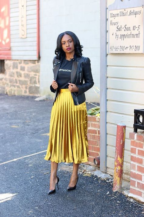 Outfit With Pleated Skirt, Rok Outfit, Stile Casual Chic, Pleated Skirt Outfit, Midi Skirt Outfit, Yellow Skirt, Outfit Trends, Skirt Outfit, Looks Chic