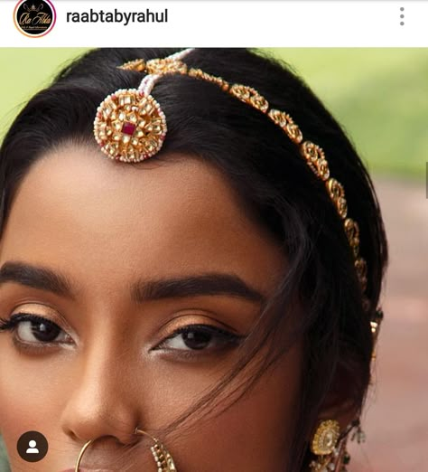 Rajasthani Maang Tikka Hairstyles, Alia Bhatt Matha Patti, Tayra Tikli Design, Borla With Matha Patti, Rajasthani Borla With Matha Patti, Matha Patti Designs Gold, Polki Matha Patti, Gold Matha Patti Bridal Jewelry, Rajasthani Maang Tikka