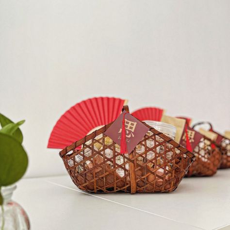 Chinese New Year Gifts Ideas Baskets, Mooncake Gift Set, Chinese Hampers Ideas, Chinese New Year Hampers Ideas, Chinese New Year Gift Box Ideas, Food Hampers Packaging Basket Ideas, Sangjit Hampers, Chinese Hampers, Raya Packaging