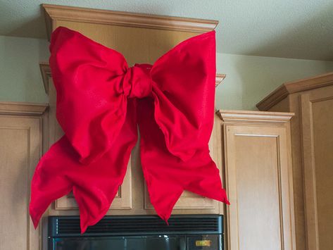 Giant holiday bows are all over Disney Parks during the holiday season. Here's a DIY tutorial that shows you how to make Giant Holiday Bows for your house. Deco Mesh Bows, Giants Wreath, Car Bows, Christmas Bows Diy, Giant Bow, Mesh Bows, Felt Bows, Holiday Bows, Festive Holiday Decor