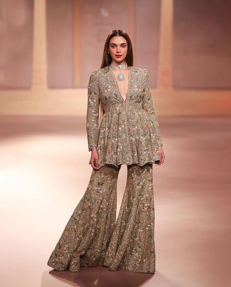 Pakistani Party Wear Dresses Fashion Styles, Lakme Fashion Week 2015, Sequin Peplum Top, Peplum Design, Pakistani Party Wear Dresses, Aditi Rao Hydari, Jayanti Reddy, Sangeet Outfit, Peplum Designs