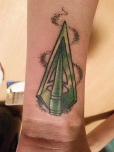 Green Arrow Tattoo, Indian Arrow Tattoo, Arrowhead Tattoo, Arrow Tattoo Ideas, Crossed Arrow Tattoos, Mens Arrow Tattoo, Nerd Tattoos, Arrow Tattoos For Women, Geometric Arrow Tattoo