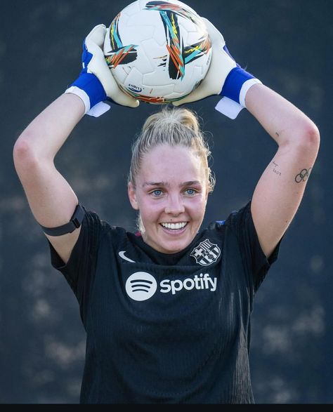 1st day for the new Barça girls❤️💙 Ellie Roebuck, Orlando Pride, 1st Day, Bayern Munich, Football Players, Barcelona, Football, Bayern, American Football