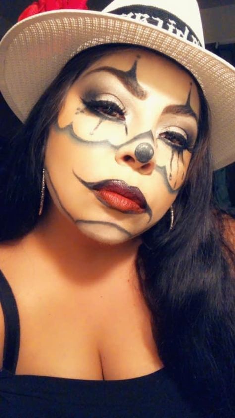 Chicana chola clown Chicana Halloween Costumes, Pachuca Makeup, Payasa Chicana Make Up, Smile Now Cry Later Makeup, Hispanic Costume Ideas, Chicana Makeup Clown, Chola Clown Costume, Chicano Makeup, Chicano Halloween Makeup