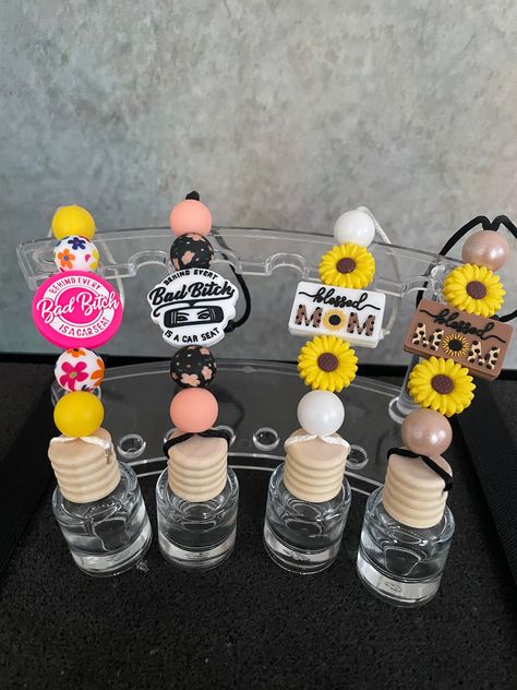 Cute car diffusers to hang over your rearview mirror 😃 Car Air Diffuser, Car Diffuser Diy, Diy Car Charms, Diy Car Air Freshener, Car Oil Diffuser, Silicone Keychains, Bead Business, Life Tricks, Beaded Car Charms