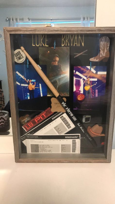 Concert Display Ideas, Concert Keepsake Ideas, Memorbillia Display Ideas, Concert Memorabilia Display, Concert Shadow Box Ideas, Shadow Box Concert, Concert Memory Frame, Military Shadow Box Ideas Army, Military Shadow Box Ideas