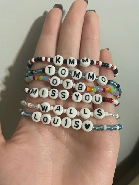 Louis Tomlinson Outfits Inspiration, Louis Tomlinson Outfits, Concert Bracelets, Pulseras Kandi, Fan Bracelet, Louis Core, Make The Friendship Bracelets, Homemade Bracelets, Bracelets Ideas